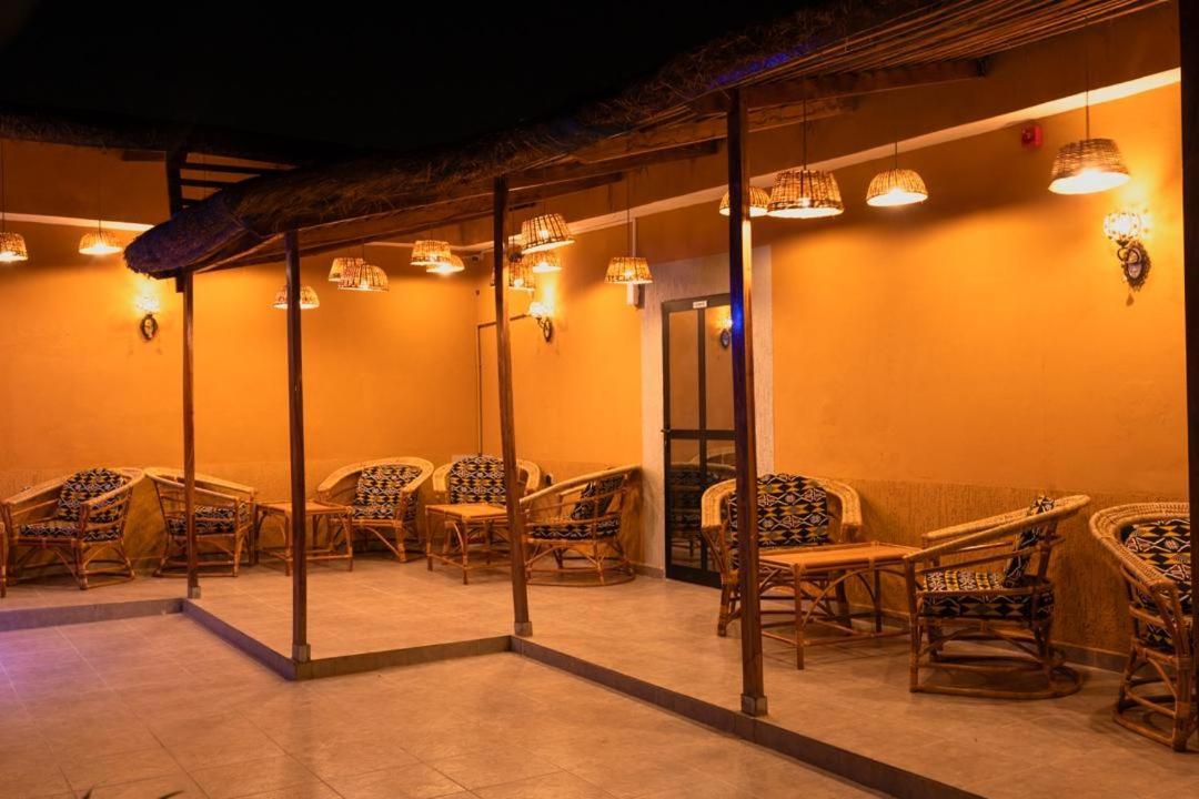 Airport Inn Hotel 로메 외부 사진